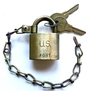ORIGINAL VINTAGE U.S. FORT HEAVY DUTY BRASS PADLOCK & CHAIN + 2 KEYS CHICAGO USA - Picture 1 of 6