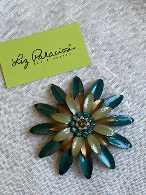 Prendedor flor grande esmaltado cristales de Swarovski austriacos verde azulado Liz Palacios Foto 1 de 4