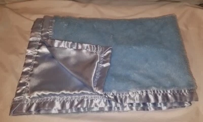  Manta Small Wonders Suave Minky Lovey Azul Claro Sólido Borde Satinado Remolino Trasero  Foto 1 de 4