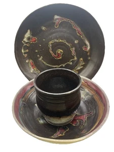 Studio Art Pottery Servierschale Teller Tasse Rottöne & Mattbraun signiert - Bild 1 von 7