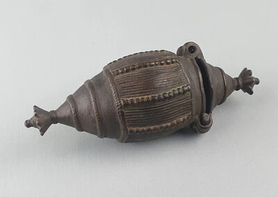 Antigua caja de bronce nuez betel cal, siglo XIX India Foto 1 de 4