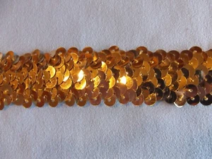 Borde de lentejuelas metálico elástico dorado de 3 filas 1 1/8" de ancho por yarda - Imagen 1 de 3