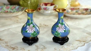 BEAUTIFUL QUALITY PAIR OF VINTAGE CHINESE CLOISONNE 5" VASES ON STANDS c.1990 - Picture 1 of 18