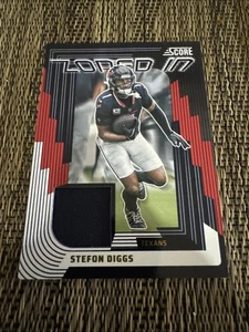 Stefon Diggs Zoned In Jersey Patch Reliquia Memorabilia 2025 Score Card Texans - Foto 1 di 2