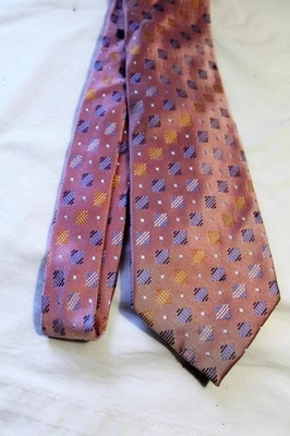 Corbata de seda vintage CLAIBORNE, rosa con cuadrados azules y dorados, 3,75 pulgadas Foto 1 de 4
