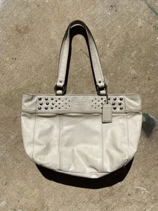 Coach East West Nieten Schultertasche weiß Leder echt gebraucht - Bild 1 von 9