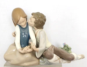 Lladro Precicious Courtship Junge küssendes Mädchen 5072 im Ruhestand - Bild 1 von 6