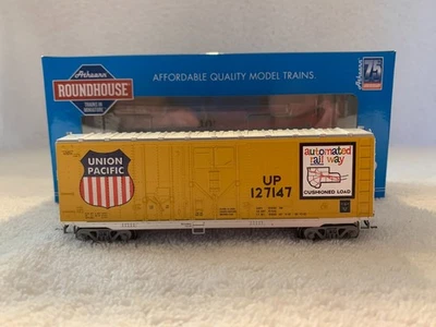 Athearn/Roundhouse #RND1016 HO Scale Union Pacific 40' Grain Boxcar #127147 - Image 1 of 4