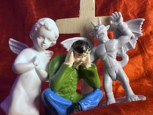 Figura Hombre Deprimido + Diablo y Ángel + Crucifijo “Juego de Tentación Pecaminosa” - Imagen 1 de 9
