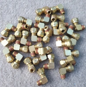 Lot of 30 PARKER VS269NTA-4-2 Brass Air Brake Tubing Elbow 1/4" x 1/8" NPT - Picture 1 of 1