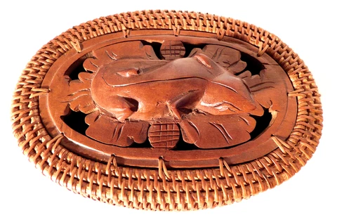 Woven Oval Rattan Basket Trinket Box w/ Hand Carved Wood Pond Lizard Lid Tahiti Cover