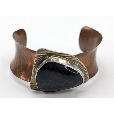 Bracelete de cobre martelado e pedra dourada roxa esterlina Kara Glover Billhardt - Imagem 1 de 4