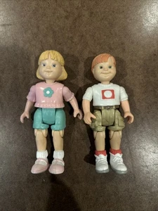 Vintage Fisher Price liebevolle Familie Puppenhaus Figuren Kinder Bruder Schwester 1998 - Bild 1 von 2