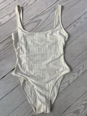 1990 年代 Fendi Monogram Cream Deadstock 海贼王泳装 — 第 1/4 张图片