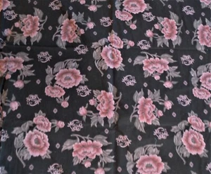 Blumenstoff Jinny Beyer für Mr. R.J.R Fashion Fabrics Floral auf Schwarz 1,6 Jahre - Bild 1 von 2