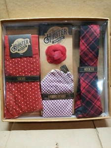 Herren Hipster Geschenkset Krawatte, Anstecknadel, Einstecktuch, Socken, rot schwarz - Bild 1 von 8