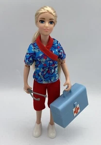 Breyer CLASSIC GIRL VETERINARIO Muñeca Rubia Ojos Azules Rojo Pantalones Camisa Azul - Imagen 1 de 3
