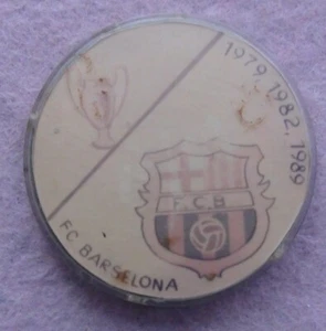 Antiguo Pin Plástico Barcelona España, Ganador 1979, 1982, 1989 - Imagen 1 de 2