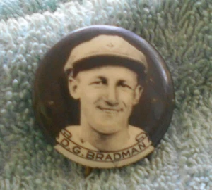 #D638. D.G. BRADMAN 1938 AUSTRALIAN CRICKETERS CRICKET TIN BADGE - Picture 1 of 2