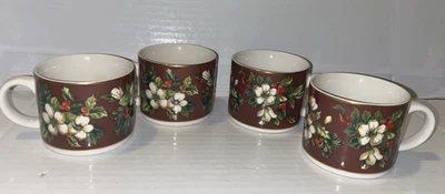 Juego de 4 tazas de café Sakura Splendor Borgoña de colección flores blancas y acebo Foto 1 de 4