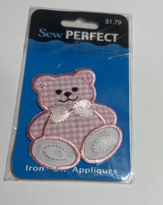 Bestickter Aufnäher rosa kariert Teddybär Gingham Applikation Bügelbild Patch neu Mädchen - Bild 1 von 3