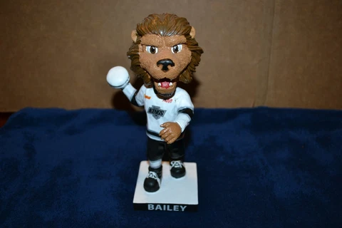 LA Kings Mascot "Bailey" Pie (90's Vintage Jersey) 2020 Bobblehead New In Box! Cover