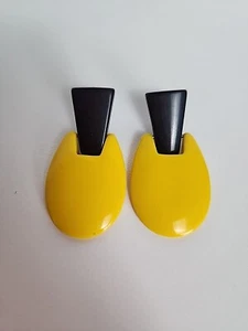 Orecchini vintage retrò giallo e nero battente porta lucite traforati 💛🖤 - Foto 1 di 2