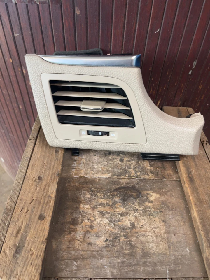 Suzuki Kizashi 2010-2013 ventilación lateral del conductor y moldura OEM Foto 1 de 2