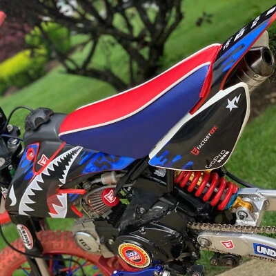 Honda CRF 50- Cubierta de asiento de fibra de carbono/vinilo marino con tubería Foto 1 de 4