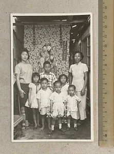 rare old cubicle house photo ( Chinatown ?) Chinese family celebrating birthday - Picture 1 of 3