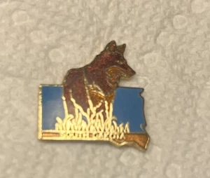Vintage South Dakota Wolf Souvenir Lapel Hat Vest Pin Back Collectible Travel - Picture 1 of 4