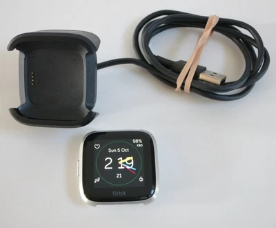 Smartwatch Fitbit Versa Lite Edition FB415 SC prata, com carregador sem pulseira, testado - Imagem 1 de 4