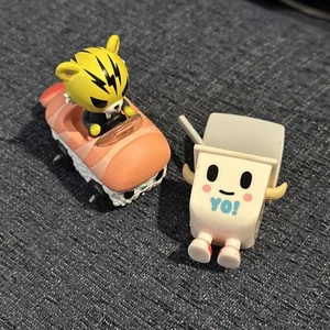 Tokidoki-Lotto-2 COLLECTIBLES-Tokidoki Sushi Cars - Figura in vinile Salary Man - Foto 1 di 5