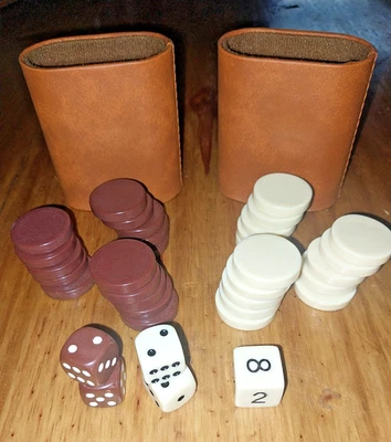 Juego de 15 piezas de repuesto de backgammon crema y 15 marrones, dados y tazas Foto 1 de 4