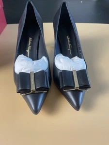 Zapatos para mujer Salvatore Ferragamo con logotipo de lazo dorado cuero negro talla 7 - Imagen 1 de 7