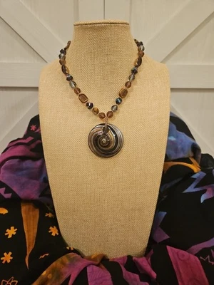 Collar de cuentas vintage hecho a mano con remolino de cerámica negro, plata y cobre... Foto 1 de 4