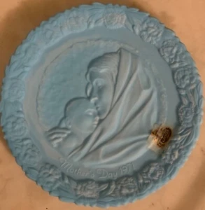Vintage Fenton 1971 Mothers Day Plate Madonna With The Sleeping Child Blue Satin - Picture 1 of 5