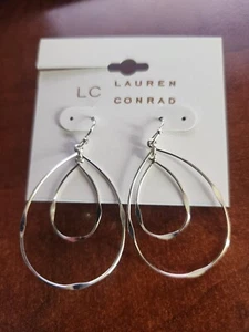 Pendientes colgantes LC Lauren Conrad ovalados aro tono plata perforados NUEVO - Imagen 1 de 3