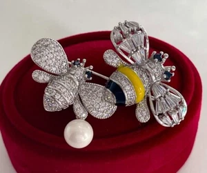 Spilla Deluxe Ape Perla Zirconi Cristalli Smalto Oro Bianco 18K Riempito - Foto 1 di 8