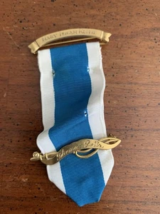 DAR Daughters of the American Revolution Gold Medal & 2 GOLD Pins W/ Names - Picture 1 of 2