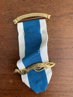 DAR Daughters of the American Revolution Gold Medal & 2 GOLD Pins W/ Names - Image 1 of 2