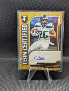 2024 Panini Totalmente Certificato Zach Charbonnet Gold Auto Team #/10 Seahawks Ssp - Foto 1 di 4