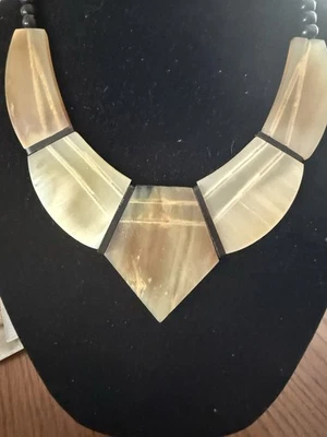 Collar de cuentas de madera negras con formas de cuerno genuinas en beige y marrón 18-20 Foto 1 de 4