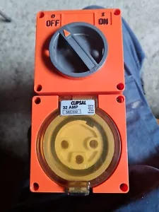 CLIPSAL 56C332 ORANGE SWITCHED SOCKET OUTLET 250 Volt 32A IP66 - Picture 1 of 6