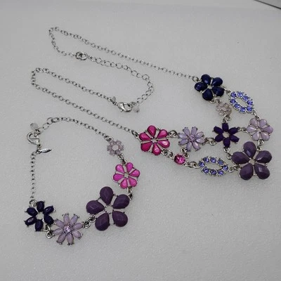 Juego de pulsera collar flor delicada AVON estrás tono plateado púrpura rosa Foto 1 de 4