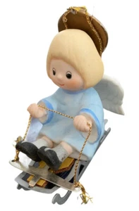 Raro adorno de ángel de porcelana precioso de colección en trineo de madera con rieles de metal - Imagen 1 de 8