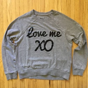 DEB Juniors "LOVE ME XO" Crewneck Pullover Sweatshirt. Sz Small $29.99 Gray - Picture 1 of 3