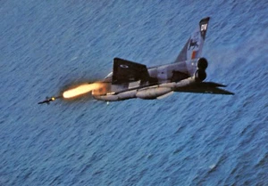 LIGHTNING - RAF BINBROOK POSTCARD - Picture 1 of 1
