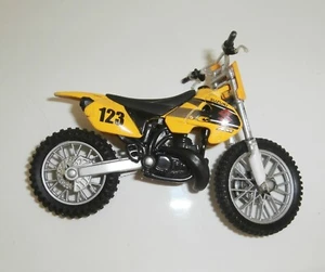 Suzuki RM-123 Yellow 1/12 Motorcycle Model - Picture 1 of 4