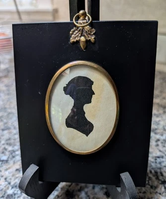 Antiguo retrato silueta de mujer principios del siglo XIX latón hoja de roble y bellota colgador Foto 1 de 4